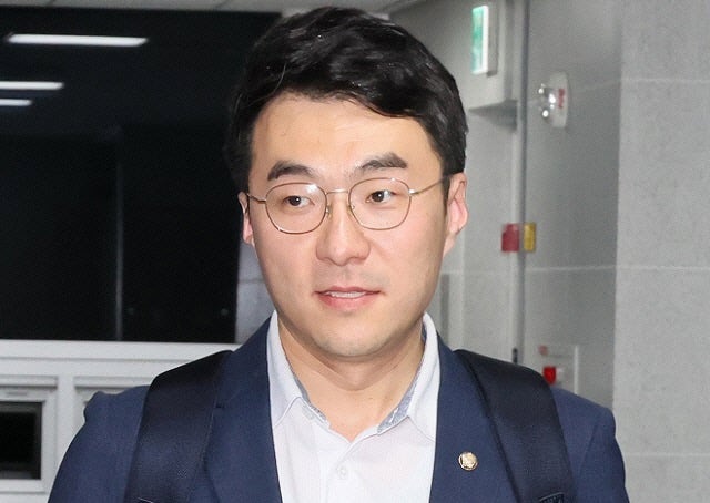 '<b>코인</b> 논란' 김남국 전 <b>의원 불구속</b>기소