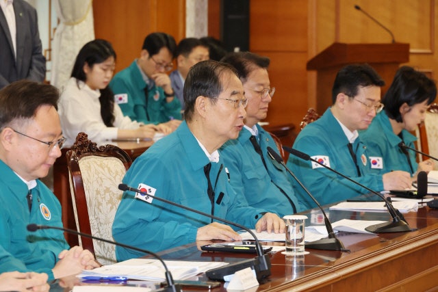 한<b>총리</b>, <b>보건의료노조 파업</b> 예고에 "극단적 행동 동의 못해"
