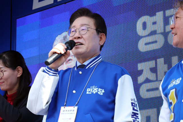 ▲ On the 10th, Lee Jae-myung, the representative of the Democratic Party of Korea, was campaigning for support at the terminal intersection in Yeonggwang-gun, Jeollanam-do. Yonhap News