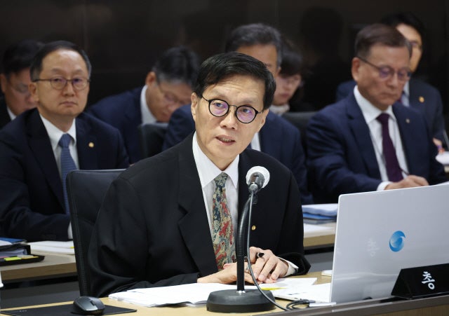<b>한은 총재</b> "금리인하 만병통치 아냐…구조적 요인도 봐야"
