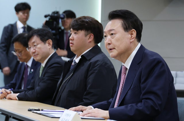 <b>이른둥이</b> 만난 尹 "출산·치료·양육<b>지원</b> 대폭 강화"