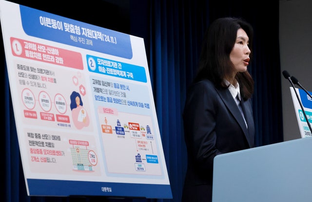 [속보] <b>대통령</b>실 "<b>비혼</b> 출산아 <b>차별</b> 없도록 정책 살필 것"
