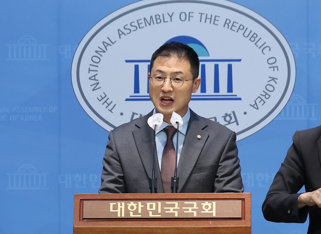 국힘 <b>김상욱</b> '<b>탈당 권유</b>' <b>논란</b> 계속…김 "당론 아닌 양심 따라 투표"