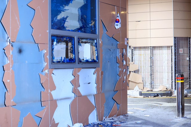경찰 "<b>서부지법</b> 침입 남성 1명 <b>긴급 체포</b>"