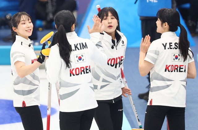 [속보] <b>여자 컬링</b>, <b>하얼빈</b>AG <b>금메달</b> 쾌거…18년 만에 정상