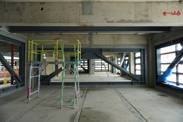 ▲建築家青木しげるの「リファイニング（Refining）」建築技法が適用されている工事現場。