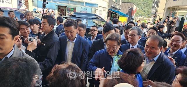 ▲ 더불어민주당 이재명 대선 후보가 2일 국민과 직접 만나 민심을 듣는 '경청 투어'를 위해 접경지역인 인제군을 방문했다.이재명 후보가 원통시장에서 주민들과 스킨십하고 있다.이동명
