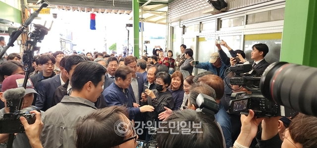 ▲ 더불어민주당 이재명 대선 후보가 2일 국민과 직접 만나 민심을 듣는 '경청 투어'를 위해 접경지역인 인제군을 방문했다.이재명 후보가 원통시장에서 주민들과 스킨십하고 있다.이동명