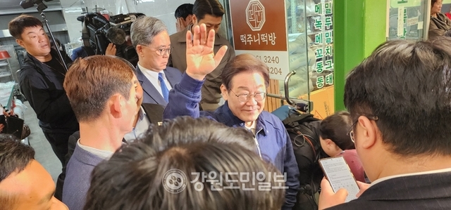 ▲ 더불어민주당 이재명 대선 후보가 2일 국민과 직접 만나 민심을 듣는 '경청 투어'를 위해 접경지역인 인제군을 방문했다.이재명 후보가 원통시장에서 주민들과 스킨십하고 있다.이동명