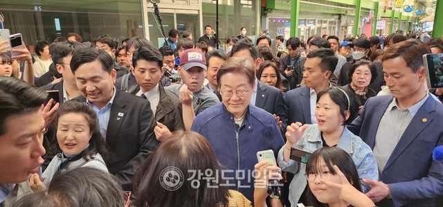 ▲ 더불어민주당 이재명 대선 후보가 2일 국민과 직접 만나 민심을 듣는 '경청 투어'를 위해 접경지역인 인제군을 방문했다.이재명 후보가 원통시장에서 주민들과 스킨십하고 있다.이동명
