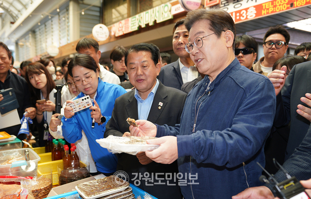 ▲ 더불어민주당 이재명 대선 후보가 2일 철원군 동송전통시장을 방문해 강정을 구입하며 상인들과 대화하고 나누고 있다.이재용 기자