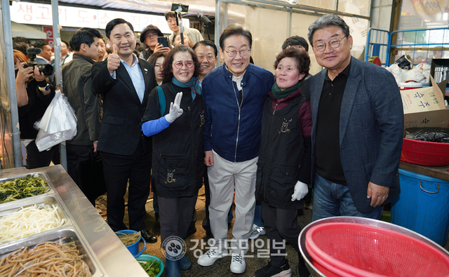 ▲ 더불어민주당 이재명 대선 후보가 2일 철원군 동송전통시장을 방문해 상인들과 기념촬영을 하고 있다.이재용 기자