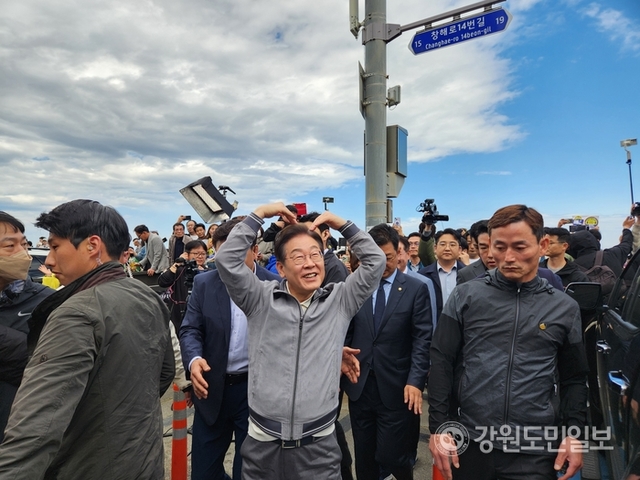 ▲ 더불어민주당 이재명 후보가 3일 강릉 안목커피거리를 찾아 지지자들에게 하트 인사를 날리고 있다.이연제