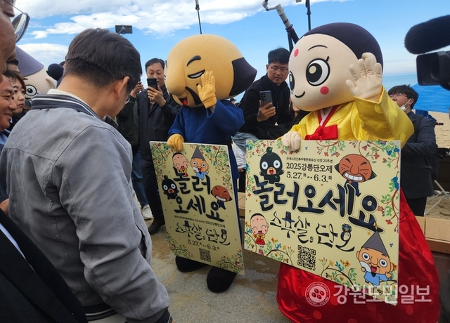 ▲ 더불어민주당 이재명 후보가 3일 강릉 안목커피거리를 찾은 가운데 2025 강릉단오제 홍보단 단따라를 구경하고 있다.이연제