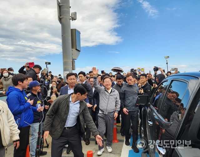 ▲ 더불어민주당 이재명 후보가 3일 강릉 안목커피거리를 찾아 지지자들에게 손인사를 하고 있다.이연제
