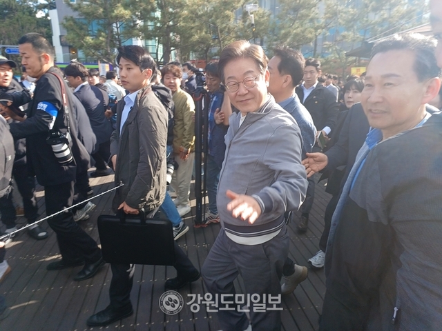 ▲ 더불어민주당 이재명 대선 후보는 3일 삼척을 방문해 '골목골목 경청투어'를 이어갔다.