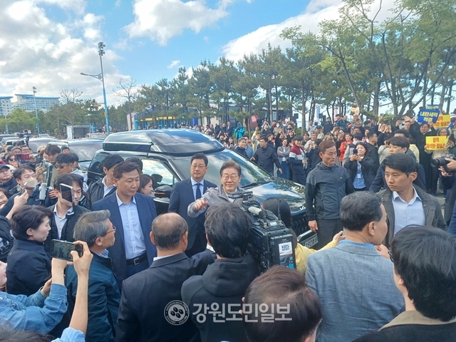 ▲ 더불어민주당 이재명 대선 후보는 3일 삼척을 방문해 '골목골목 경청투어'를 이어갔다.