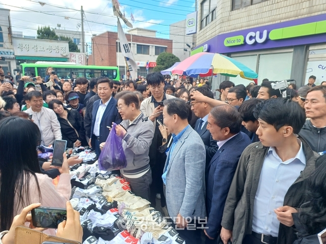 ▲ 더불어민주당 이재명 대선 후보는 3일 동해 북평5일장에서 '골목골목 경청투어'를 했다.