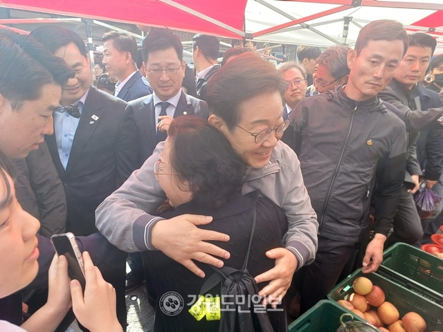 ▲ 더불어민주당 이재명 대선 후보는 3일 동해 북평5일장에서 '골목골목 경청투어'를 했다.