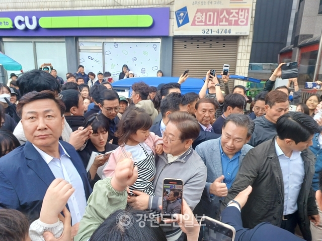 ▲ 더불어민주당 이재명 대선 후보는 3일 동해 북평5일장에서 '골목골목 경청투어'를 했다.