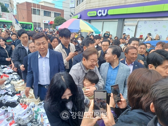 ▲ 더불어민주당 이재명 대선 후보는 3일 동해 북평5일장에서 '골목골목 경청투어'를 했다.