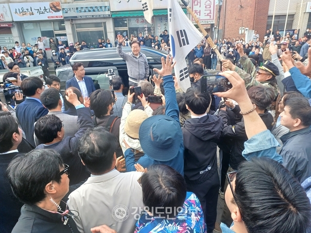 ▲ 더불어민주당 이재명 대선 후보는 3일 동해 북평5일장에서 '골목골목 경청투어'를 했다.