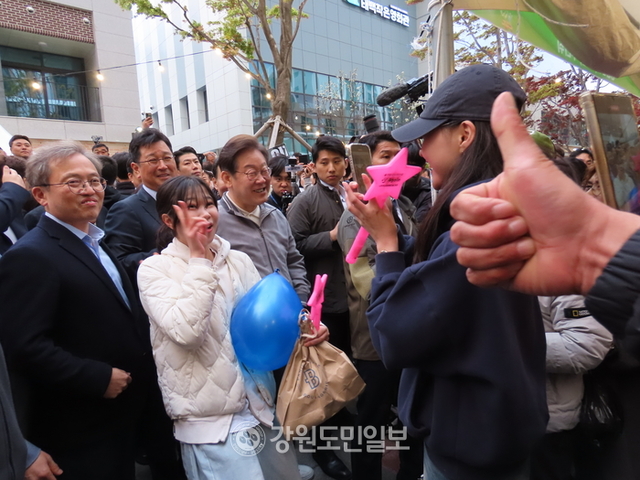 ▲ 더불어민주당 이재명 대선 후보가 3일 오후 '경청투어'를 위해 폐광으로 지역소멸 위기를 겪고 있는 태백시를 방문했다.이 후보가 태백 장성중앙시장에서 시민들과 함께 사진을 찍고 있다.