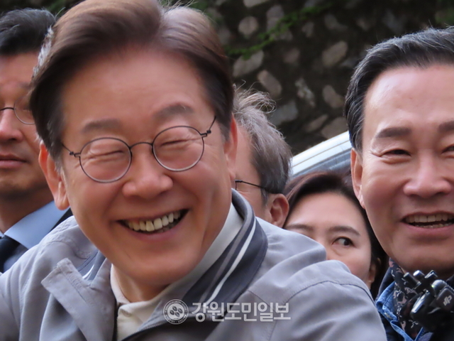 ▲ 더불어민주당 이재명 대선 후보가 3일 오후 '경청투어'를 위해 폐광으로 지역소멸 위기를 겪고 있는 태백시를 방문했다.이 후보가 태백 장성중앙시장에서 지지자들과 대화하며 환하게 웃고 있다.