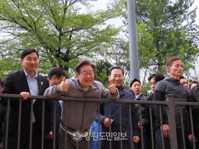 ▲ 더불어민주당 이재명 대선 후보가 3일 오후 '경청투어'를 위해 폐광으로 지역소멸 위기를 겪고 있는 태백시를 방문했다.이 후보가 태백 장성중앙시장에서 먼발치에서 응원하는 지지자들과 큰소리로 대화하고 있다.