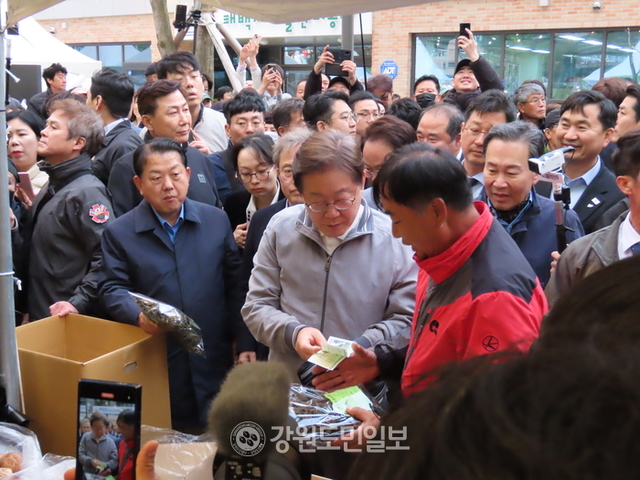 ▲ 더불어민주당 이재명 대선 후보가 3일 오후 '경청투어'를 위해 폐광으로 지역소멸 위기를 겪고 있는 태백시를 방문했다.이 후보가 태백 장성중앙시장에서 먹거리를 구매한 후 값을 지불하고 있다.