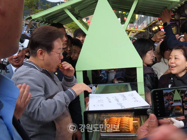 ▲ 더불어민주당 이재명 대선 후보가 3일 오후 '경청투어'를 위해 폐광으로 지역소멸 위기를 겪고 있는 태백시를 방문했다.이 후보가 태백 장성중앙시장에서 한 매장에 들러 붕어빵을 구매해 먹고 있다.