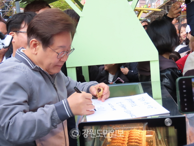 ▲ 더불어민주당 이재명 대선 후보가 3일 오후 '경청투어'를 위해 폐광으로 지역소멸 위기를 겪고 있는 태백시를 방문했다.이 후보가 태백 장성중앙시장에서 시민이 내민 도화지에 사인을 해 주고 있다.
