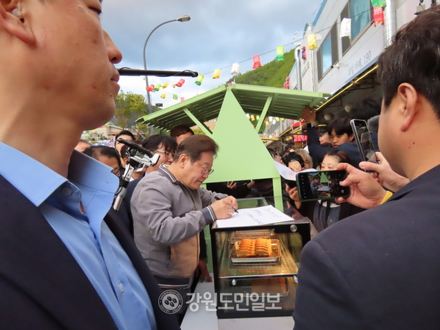 ▲ 더불어민주당 이재명 대선 후보가 3일 오후 '경청투어'를 위해 폐광으로 지역소멸 위기를 겪고 있는 태백시를 방문했다.이 후보가 태백 장성중앙시장에서 시민이 내민 도화지에 사인을 해 주고 있다.