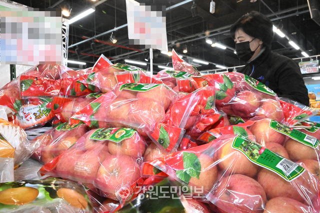 ▲ 마트·시장 등에서 식재료 구매와 식당에서 외식이 동시에 줄어드는 현상이 2년 넘게 이어지고 있다.강원도민일보 자료 사진