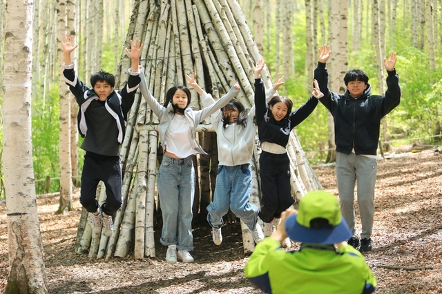 ▲ 인제군 인제읍 원대리 자작나무숲에 6일 탐방객들의 발걸음이 이어지고 있다.인제군 제공