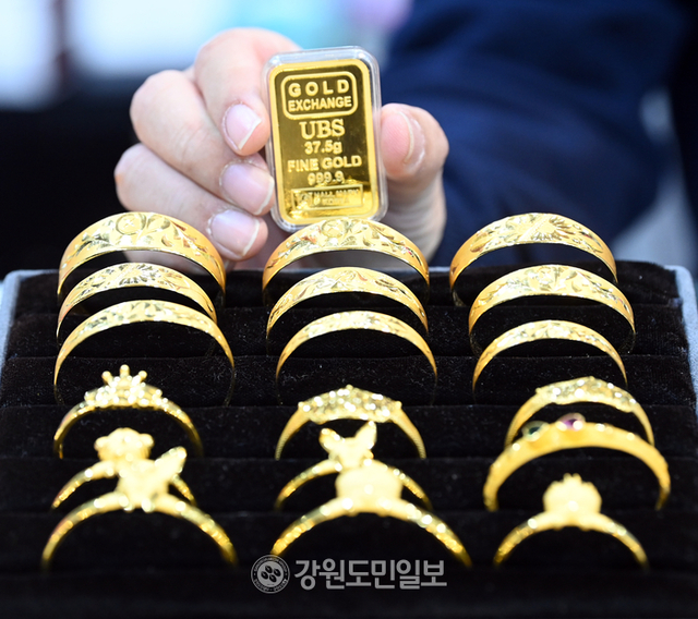 ▲ 최근 금값이 고공행진을 보이고 있는 가운데 강원 춘천의 한 금은방에는 한 손님이 골드바를 고르고 있다.[강원도민일보 자료사진]