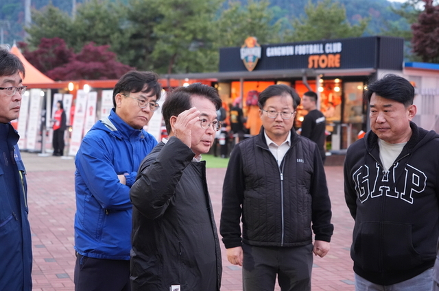 ▲ 김병지 대표이사의 사퇴를 촉구하는 현수막이 걸리자 강원FC는 3일 오후 경기를 관람하려던 육동한 춘천시장을 비롯한 시청 직원들의 경기장 출입비표의 반납을 요구,출입을 금지했다.육동한 시장이 경기장 밖에서 직원