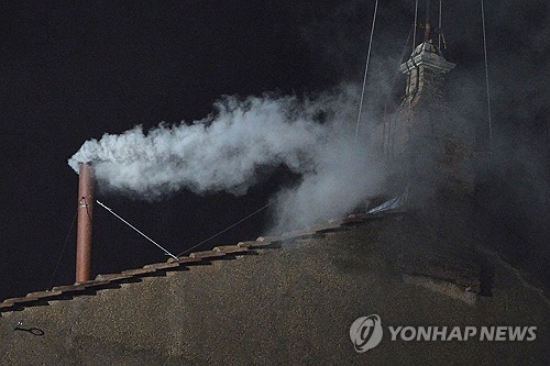 ▲ 2013년 콘클라베에서 새 교황 탄생 알리는 흰 연기 [AFP 연합뉴스 자료사진.재판매 및 DB 금지]