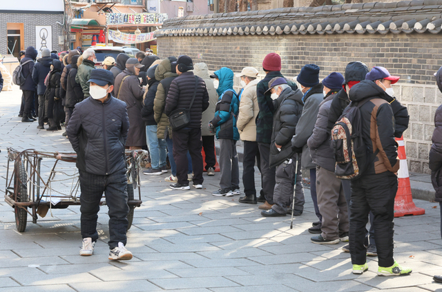 ▲ 서울 종로구 탑골공원 원각사 노인무료급식소 앞에 어르신들이 점심식사를 위해 줄지어 서 있다.연합뉴스 자료사진