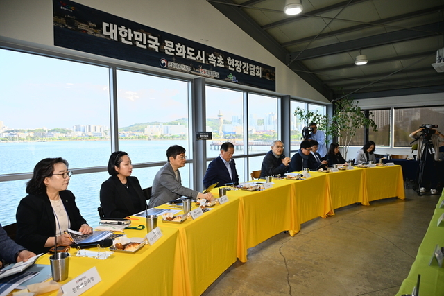 ▲ 유인촌 문화체육관광부 장관이 7일 속초 칠성조선소에서 진행된 대한민국 문화도시 속초 현장 간담회에 참석했다.