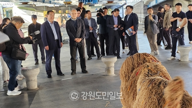▲ 유인촌 문화체육관광부 장관이 7일 속초시 아바이마을을 방문,<a href=