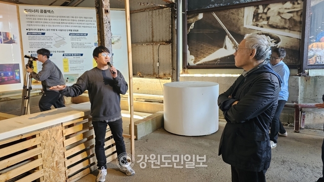▲ 유인촌 문화체육관광부 장관이 7일 속초시 수산물공동할복장을 방문,문화도시 사업 추진 계획을 청취하고 있다.