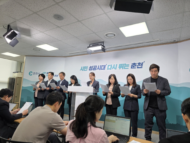 ▲ 더불어민주당 소속 춘천시의원들은 7일 오후 시청에서 기자회견을 갖고 김병지 강원FC 대표이사의 사과와 사퇴를 촉구했다.