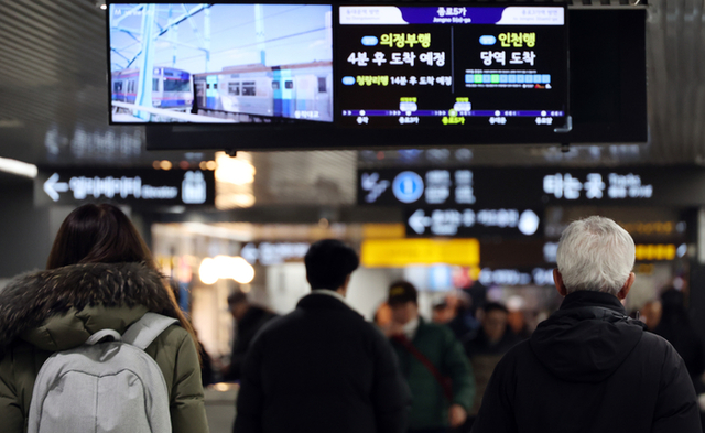 ▲ 서울 시민 10명 중 6명이 현재 65세 이상인 지하철 무임승차 연령 상향에 찬성하는 것으로 나타났다.상향 연령은 70세가 적정하다는 의견이 많았다.서울시의회 윤영희 의원(국민의힘·비례)은 지난 5일 시의회 