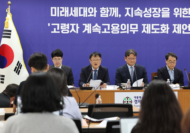 ▲ 8일 서울 종로구 대통령 직속 경제사회노동위원회(경사노위)에서 열린 '고령자 계속고용의무 제도화 공익위원 제언' 브리핑에서 이영면 인구구조 변화 대응 계속고용위원회 위원장이 발언을 하고 있다.경사노위는 기업