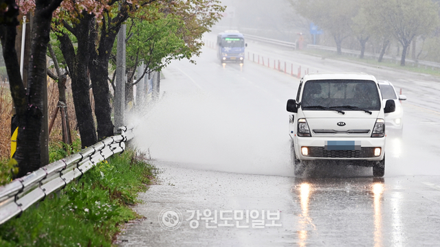 춘천의 한 도로에서 차량이 물보라를 일으키며 달리고 있다.방도겸