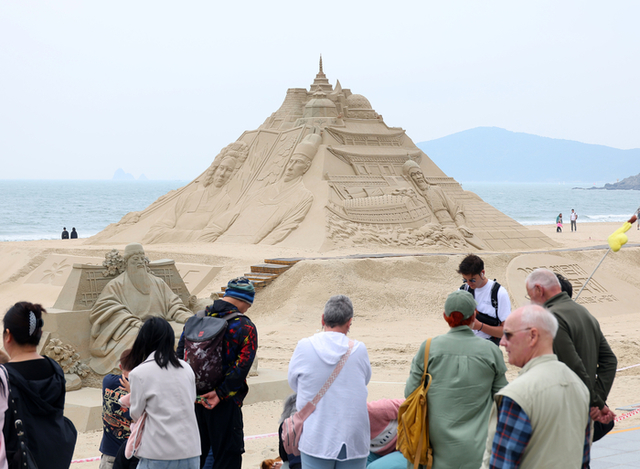▲ 11일 오후 부산 해운대해수욕장에서 외국인관광객과 시민들이 모래 작품을 감상하고 있다.연합뉴스