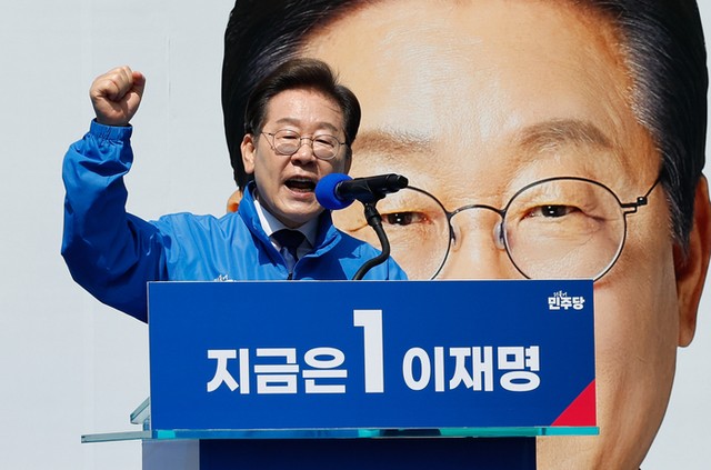 [속보] 경찰 "<b>이재명 협박</b>글 6건 <b>수사</b>…'총기 밀수설' 신고나 확인된 바...