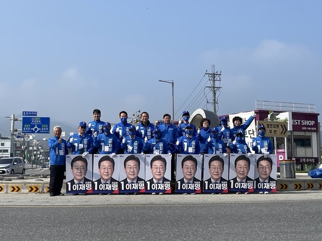 ▲ 6·3 대통령 선거 공식 선거운동이 시작된 가운데,더불어민주당 홍천지역 선거운동원들이 12일 오전 홍천터미널 인근 로터리에서 거리유세를 벌였다.