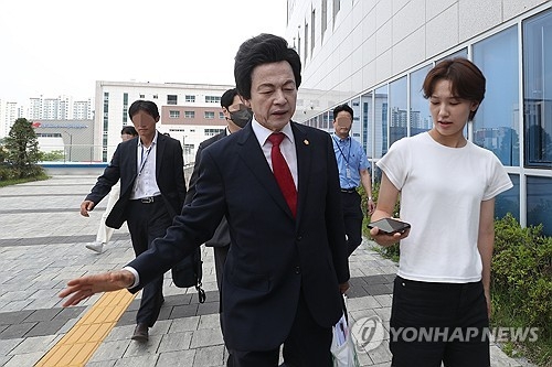 ▲ 본인이 운영하는 종교시설 '하늘궁'의 여성 신도들로부터 성추행 혐의 고소당한 허경영 국가혁명당 명예대표(가운데)가 지난 2024년 7월 12일 오후 경찰 조사를 받기 위해 경기북부경찰청에 출석하고 있는 모습.연